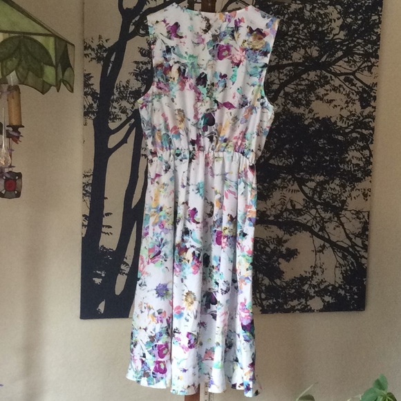Very pretty, NWOT, faux wrap dress. Size M - Picture 6 of 6